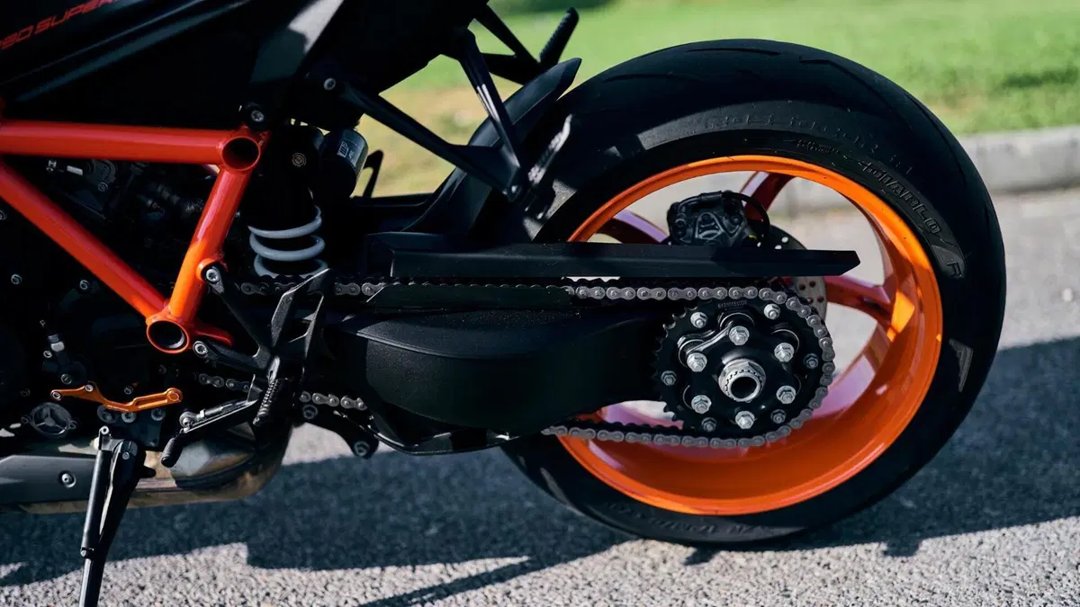 KTM 1290 Super Duke R (2021)  (6)