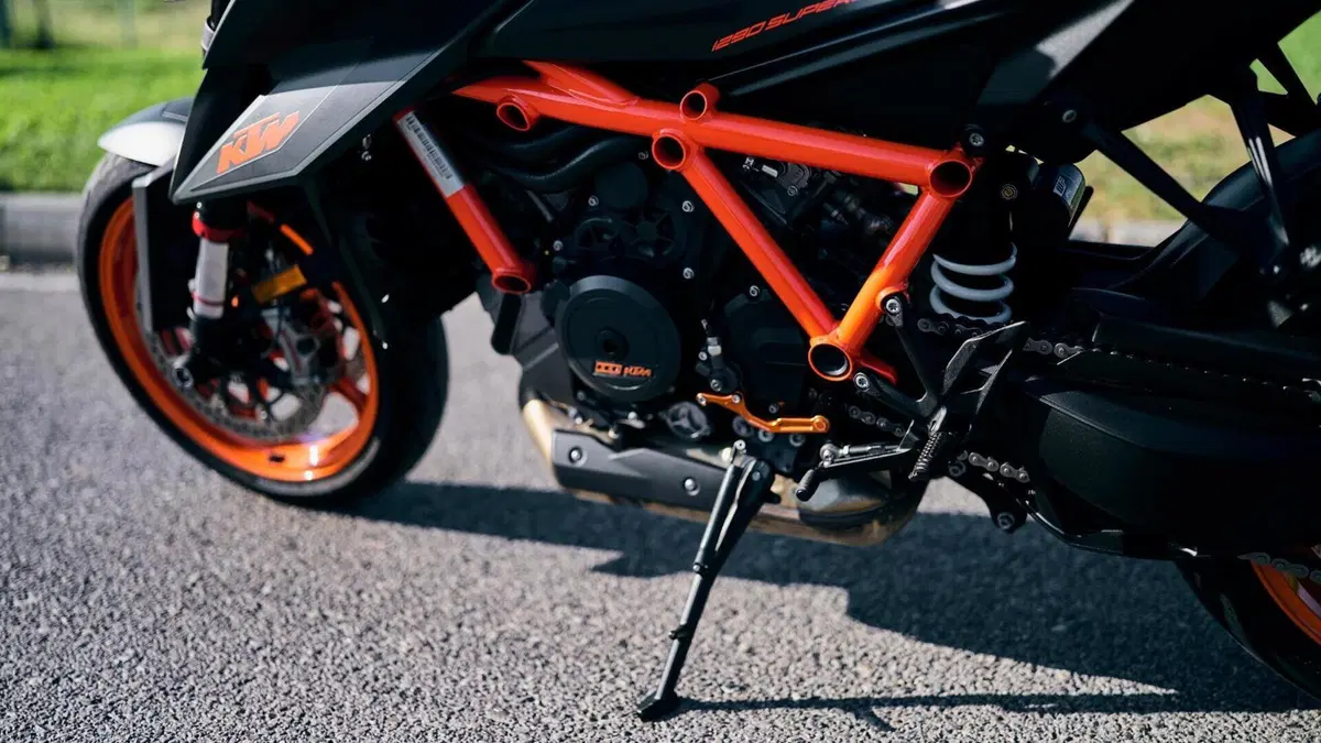 KTM 1290 Super Duke R (2021)  (7)