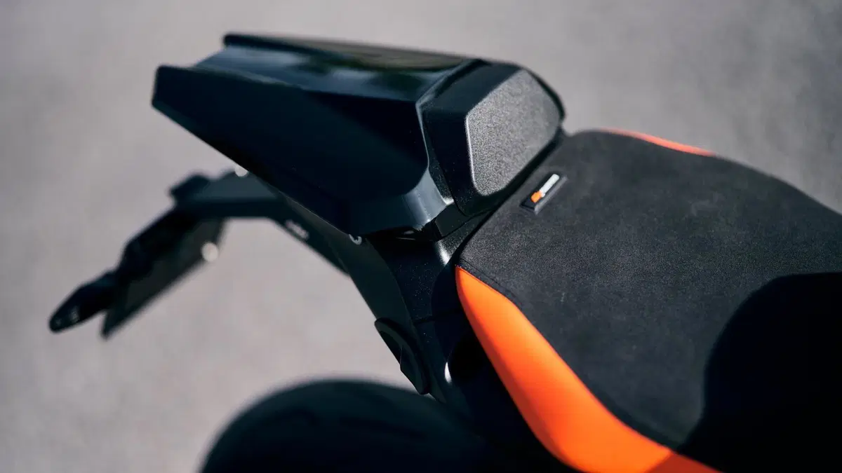 KTM 1290 Super Duke R (2021)  (14)