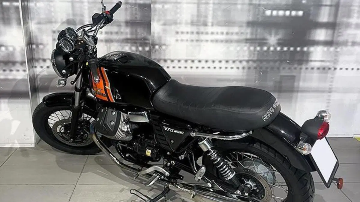 Moto Guzzi V7 II Racer (2015 - 17)  (2)