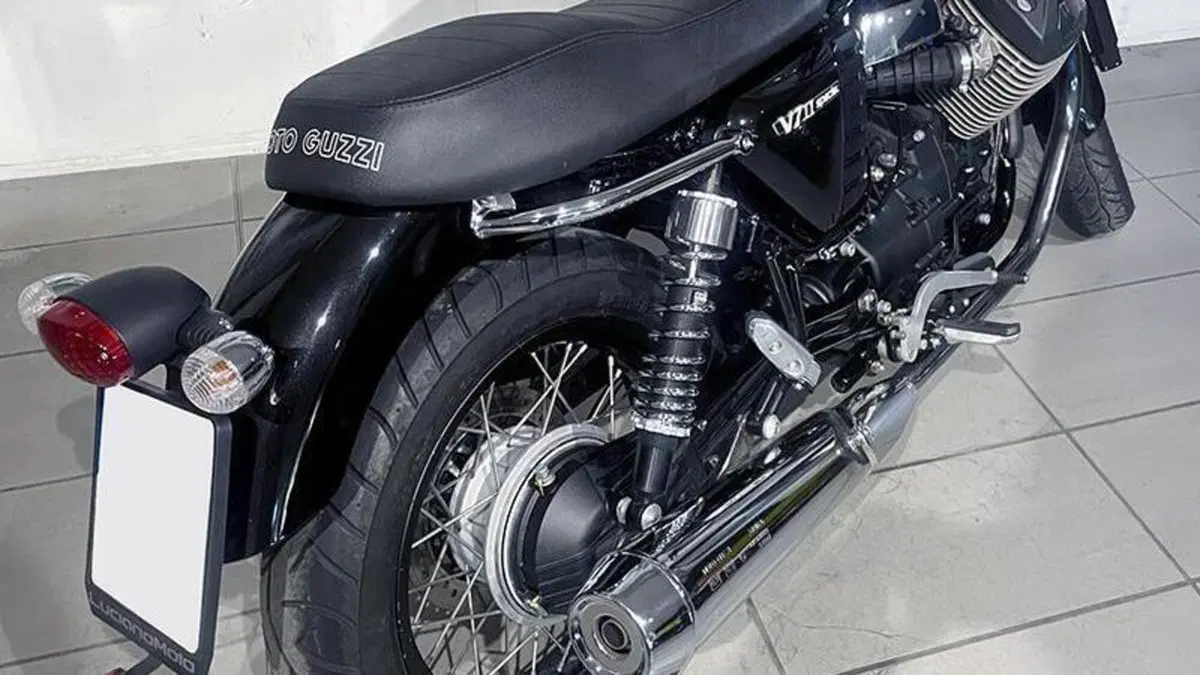 Moto Guzzi V7 II Racer (2015 - 17)  (4)