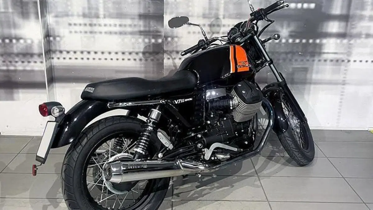 Moto Guzzi V7 II Racer (2015 - 17)  (8)
