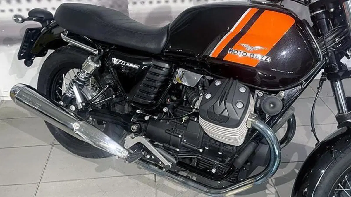 Moto Guzzi V7 II Racer (2015 - 17)  (9)