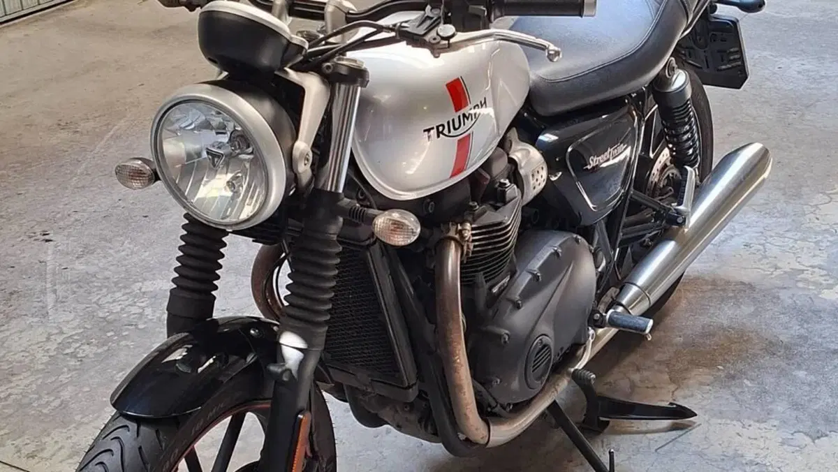 Triumph Street Twin 900 (2016)  (2)