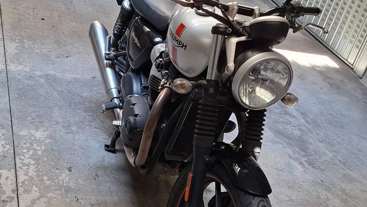 Triumph Street Twin 900 (2016)  (3)