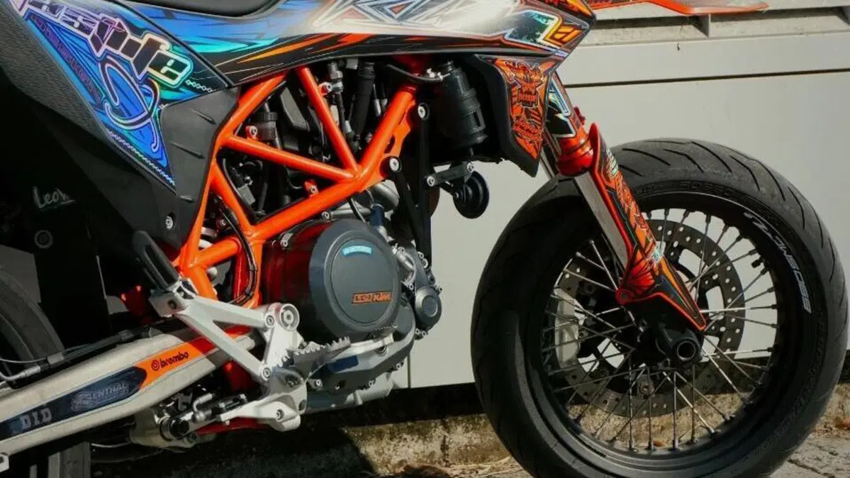 KTM 690 SMC R (2021 - 22)  (2)
