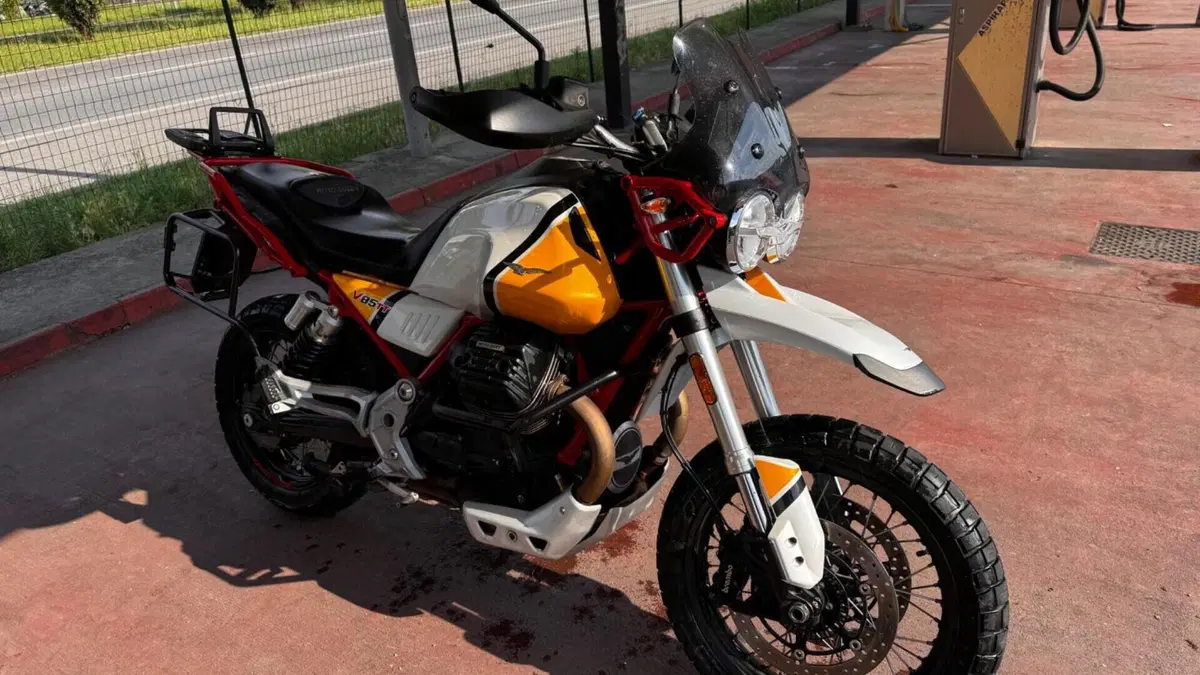 Moto Guzzi V85 TT Evocative Graphics (2019 - 20)  (2)