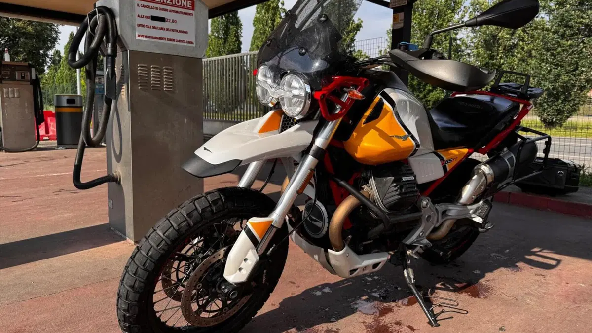 Moto Guzzi V85 TT Evocative Graphics (2019 - 20)  (3)