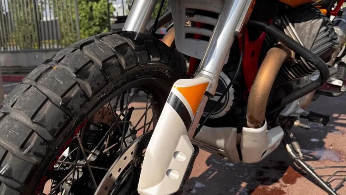 Moto Guzzi V85 TT Evocative Graphics (2019 - 20)  (4)