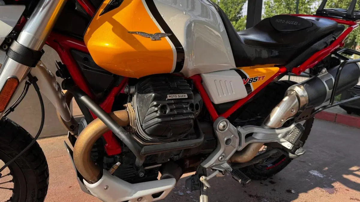 Moto Guzzi V85 TT Evocative Graphics (2019 - 20)  (5)