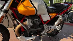 Moto Guzzi V85 TT Evocative Graphics (2019 - 20)  (5)