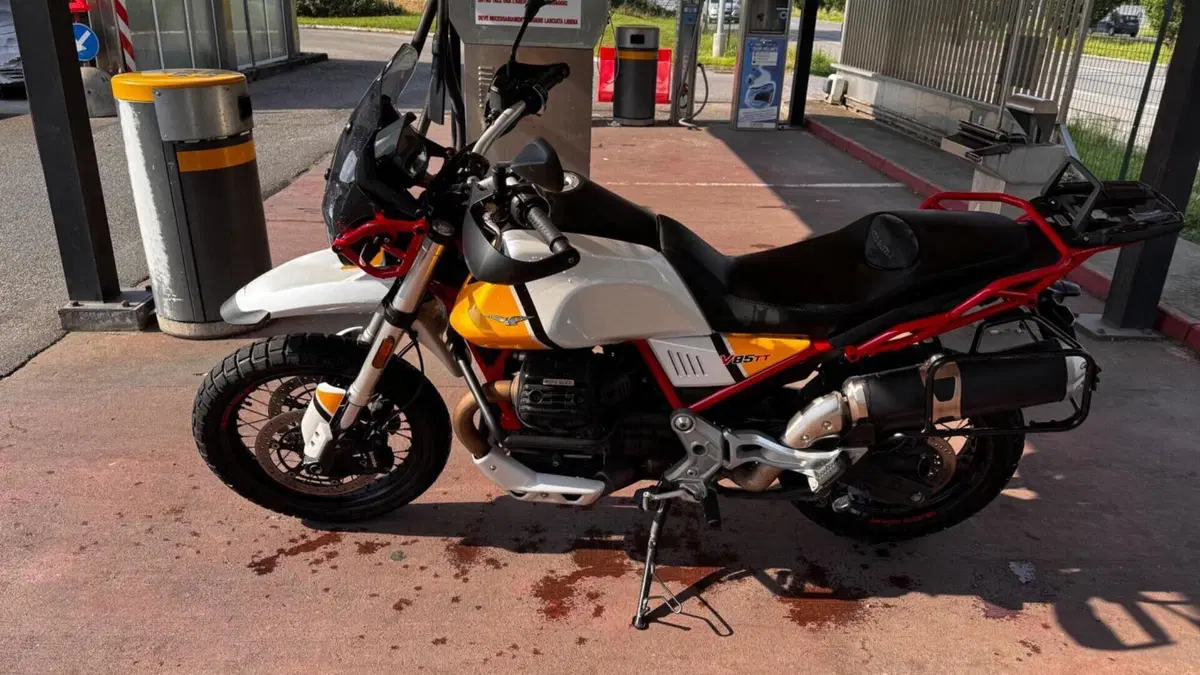 Moto Guzzi V85 TT Evocative Graphics (2019 - 20)  (6)