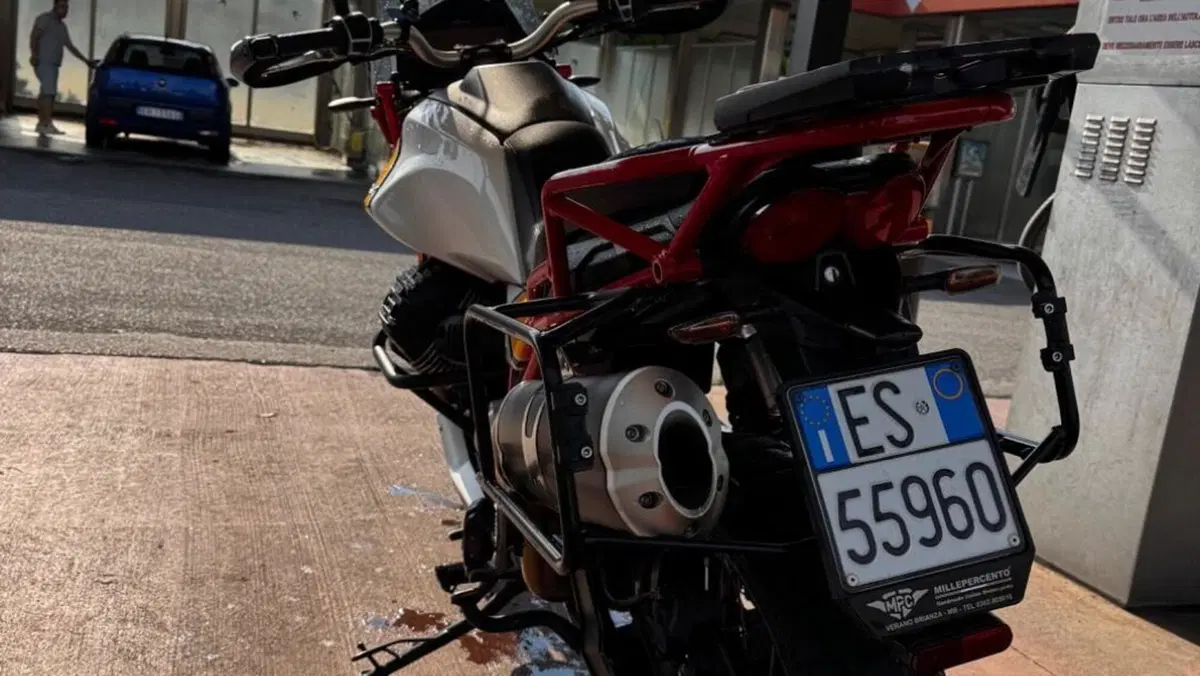 Moto Guzzi V85 TT Evocative Graphics (2019 - 20)  (7)