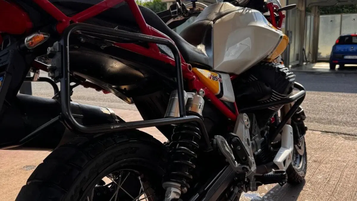 Moto Guzzi V85 TT Evocative Graphics (2019 - 20)  (8)