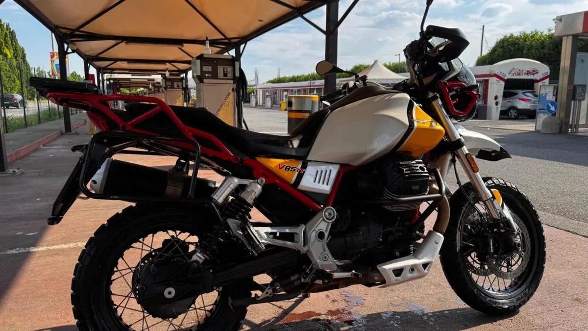 Moto Guzzi V85 TT Evocative Graphics (2019 - 20)  (9)