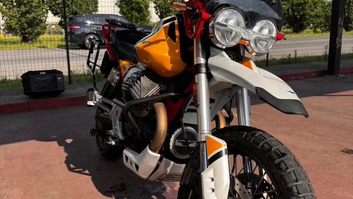 Moto Guzzi V85 TT Evocative Graphics (2019 - 20)  (10)
