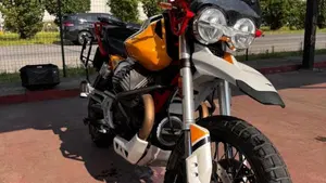 Moto Guzzi V85 TT Evocative Graphics (2019 - 20)  (10)
