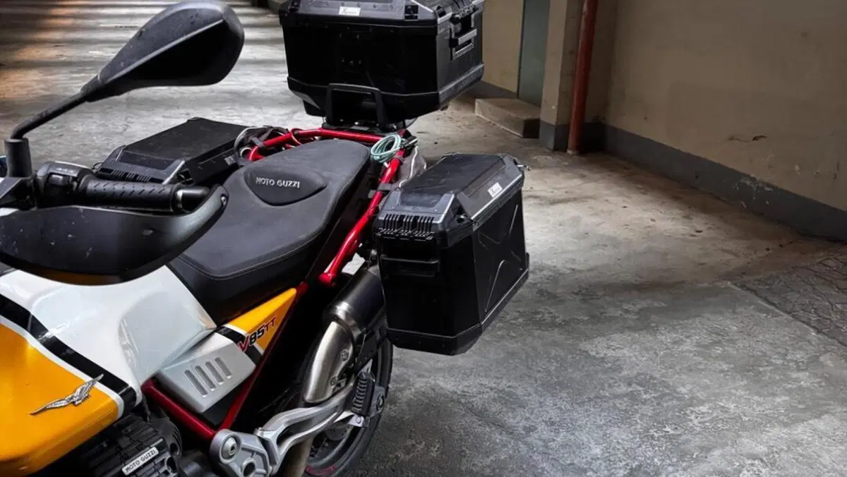 Moto Guzzi V85 TT Evocative Graphics (2019 - 20)  (13)
