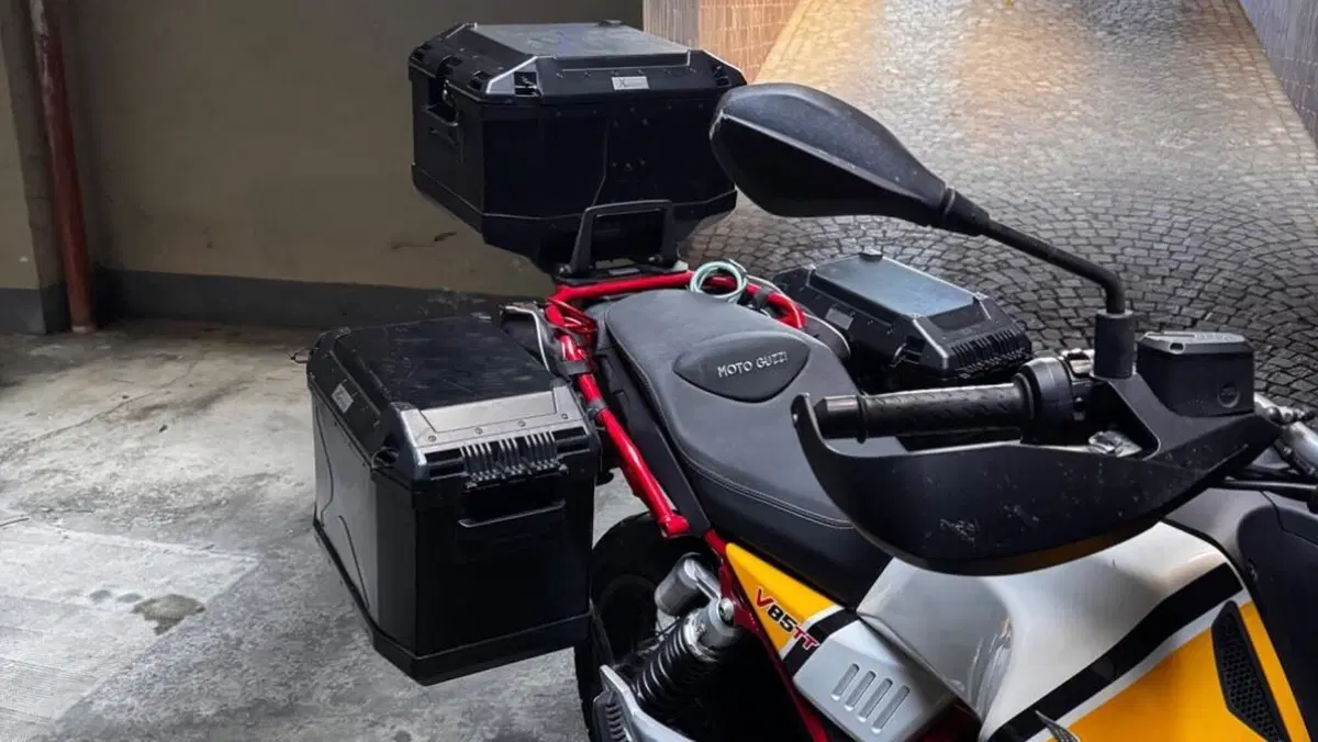 Moto Guzzi V85 TT Evocative Graphics (2019 - 20)  (14)