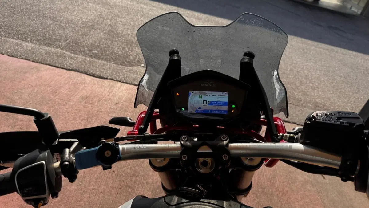Moto Guzzi V85 TT Evocative Graphics (2019 - 20)  (17)