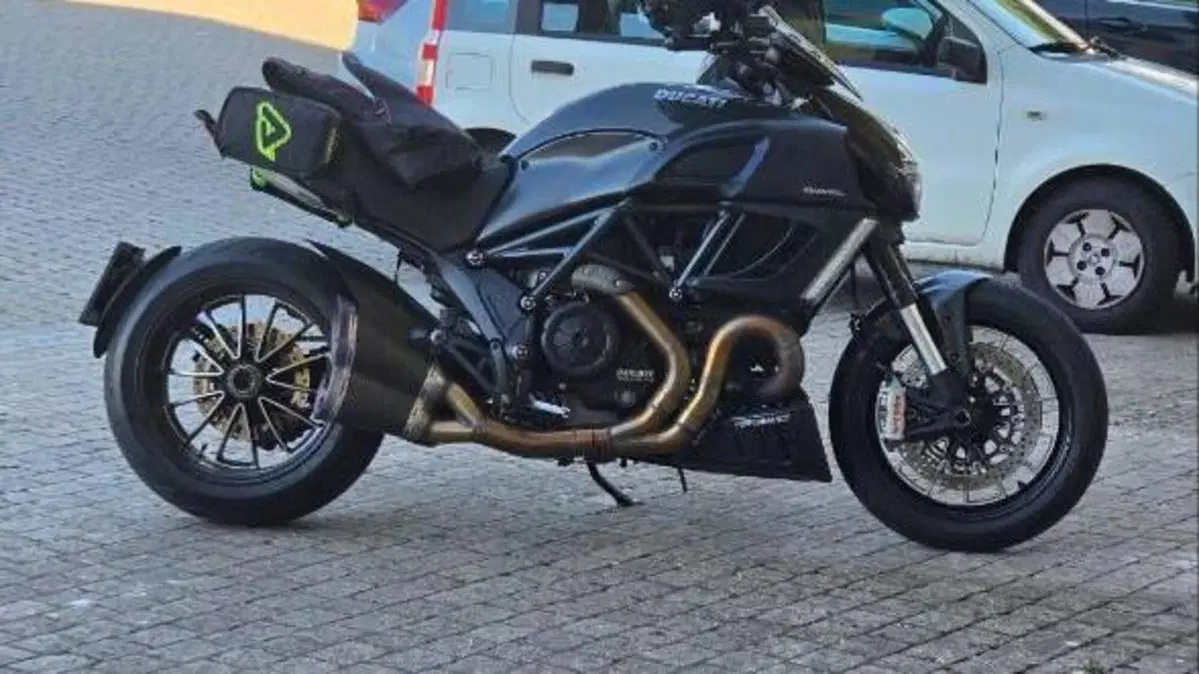 Ducati Diavel 1200 Carbon (2010 - 13)  (2)
