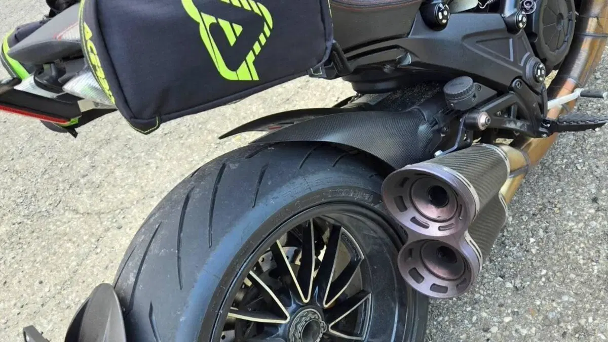 Ducati Diavel 1200 Carbon (2010 - 13)  (4)