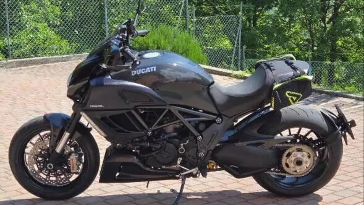 Ducati Diavel 1200 Carbon (2010 - 13)  (5)