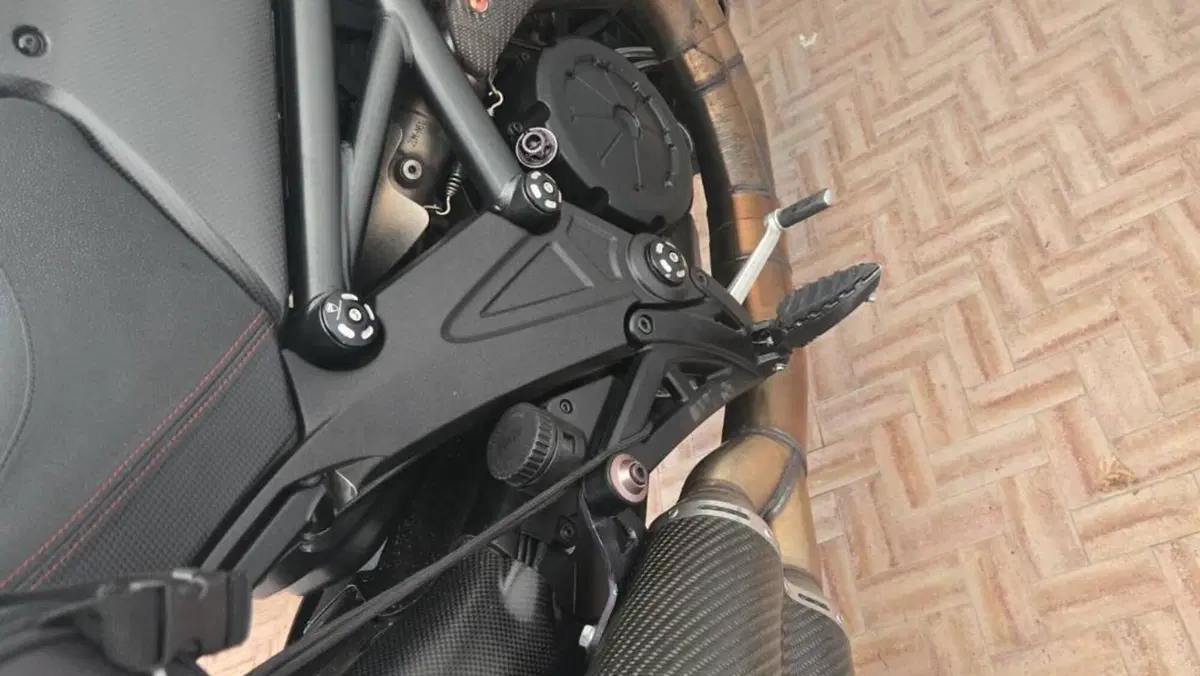 Ducati Diavel 1200 Carbon (2010 - 13)  (7)