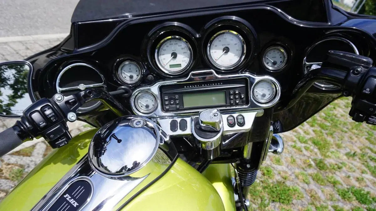 Harley-Davidson 1690 Street Glide (2011 - 13) - FLHX  (8)