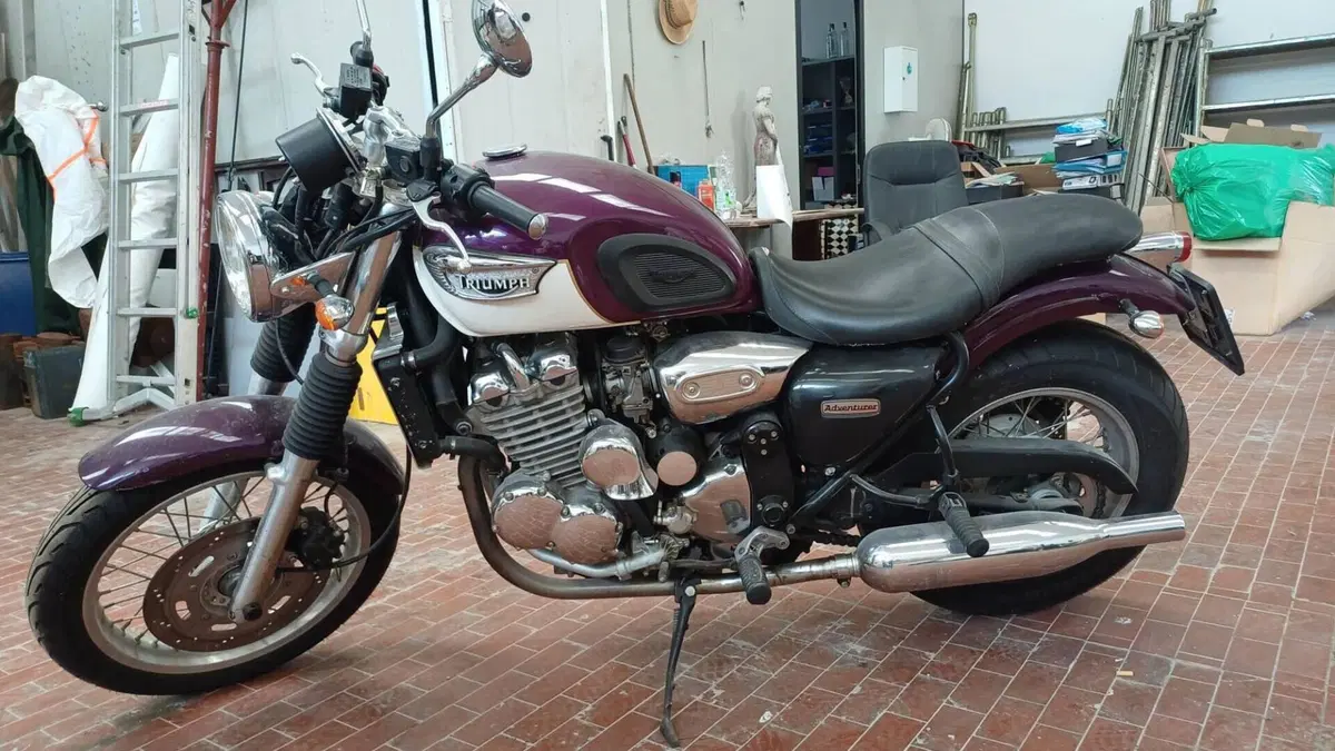 Triumph Adventurer 900 