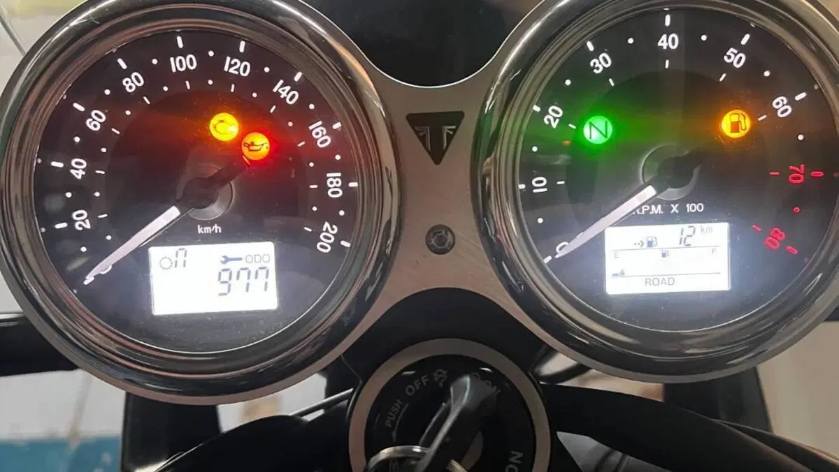 Triumph Bonneville T120 (2016 - 20)  (10)