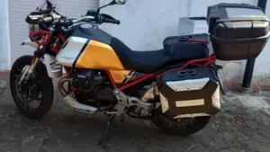 Moto Guzzi V85 TT Evocative Graphics (2021 - 23)  (5)