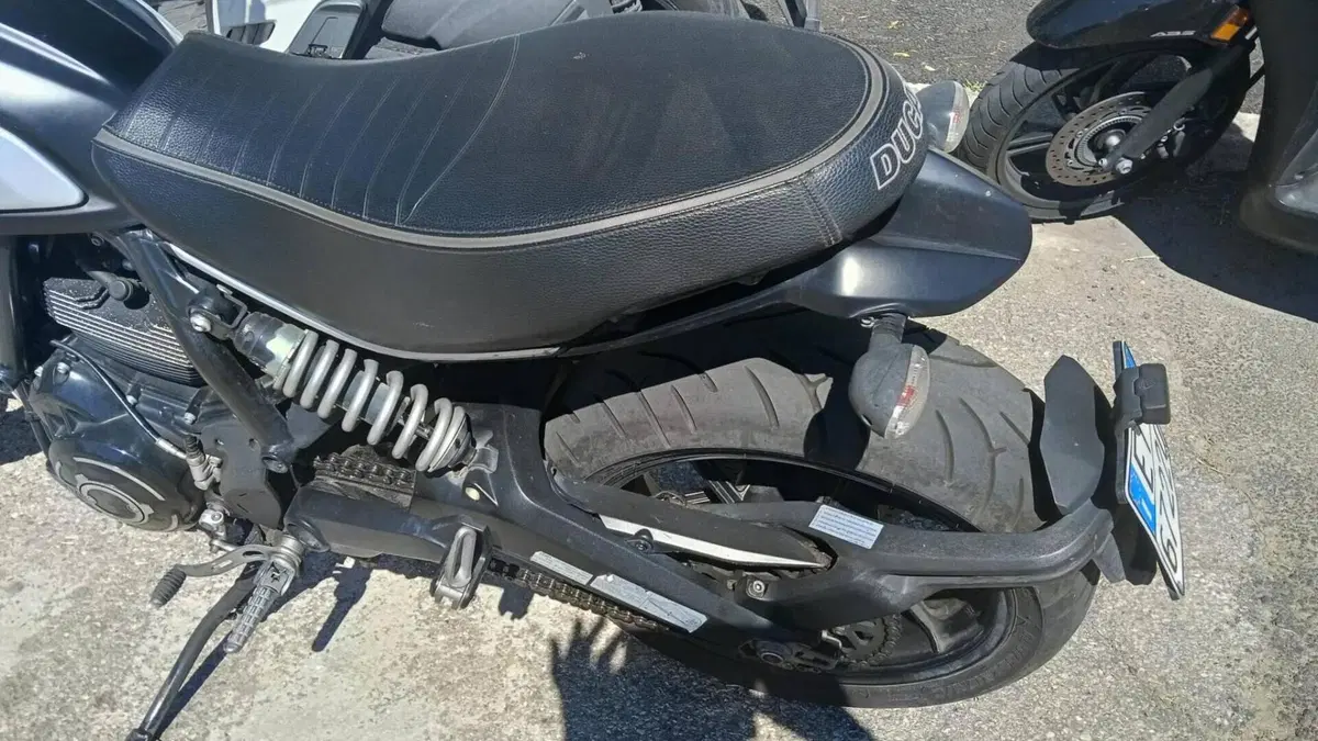 Ducati Scrambler 800 Icon Dark (2020)  (2)