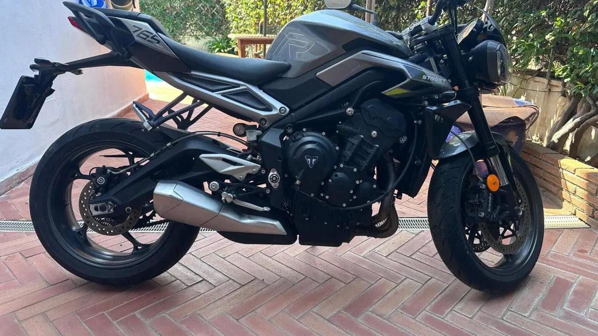Triumph Street Triple 765 R (2023 - 26)  (2)
