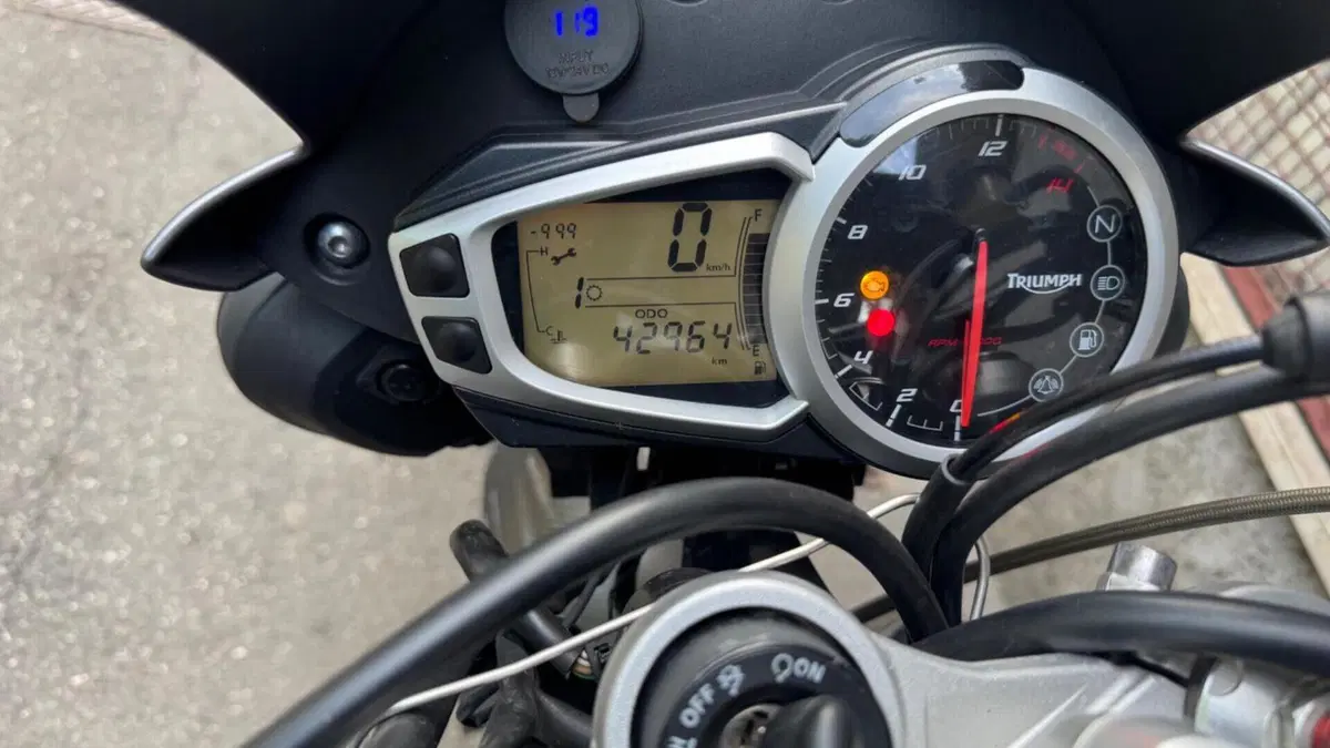 Triumph Street Triple R (2013 - 14)  (5)