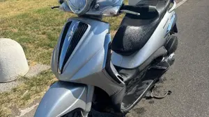 Piaggio Beverly Tourer 300  (2)