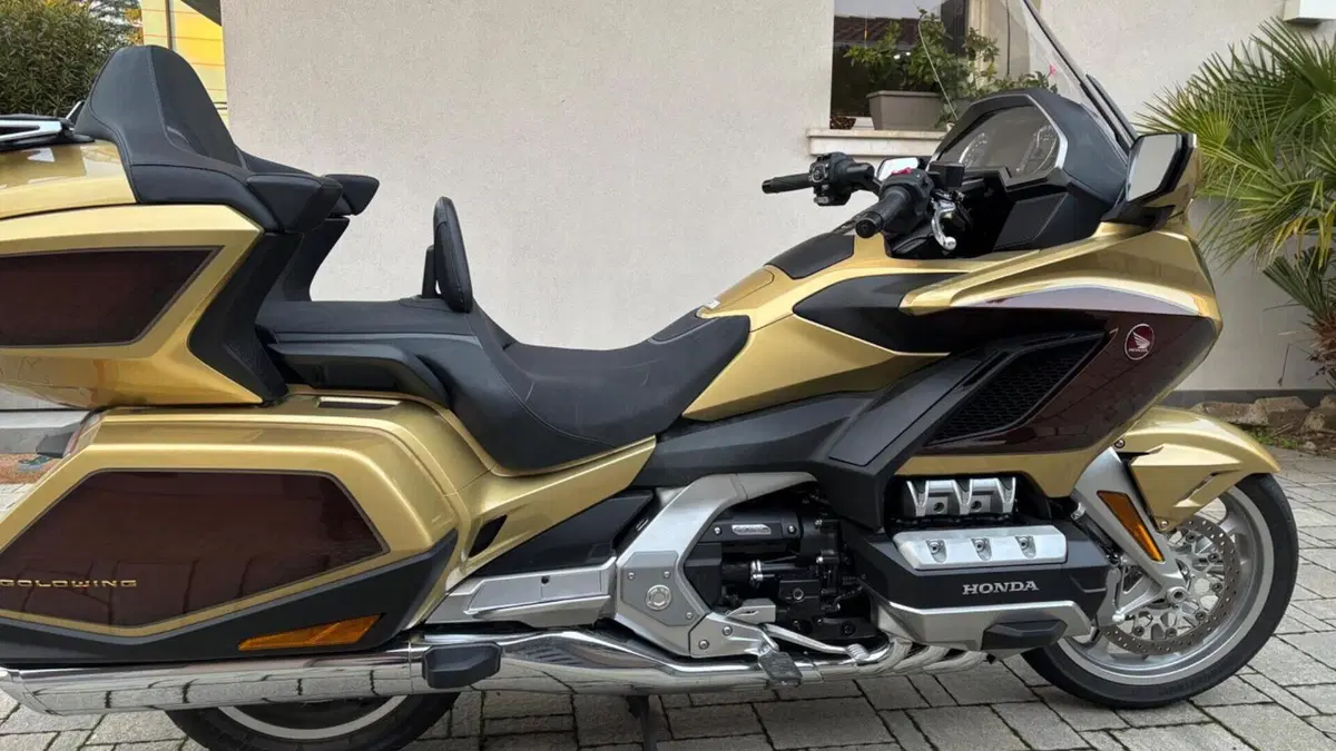 Honda GL 1800 Gold Wing Tour 50° Anniversario (2025 - 26)  (2)