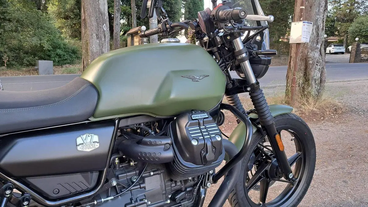 Moto Guzzi V7 Stone (2021 - 24)  (3)