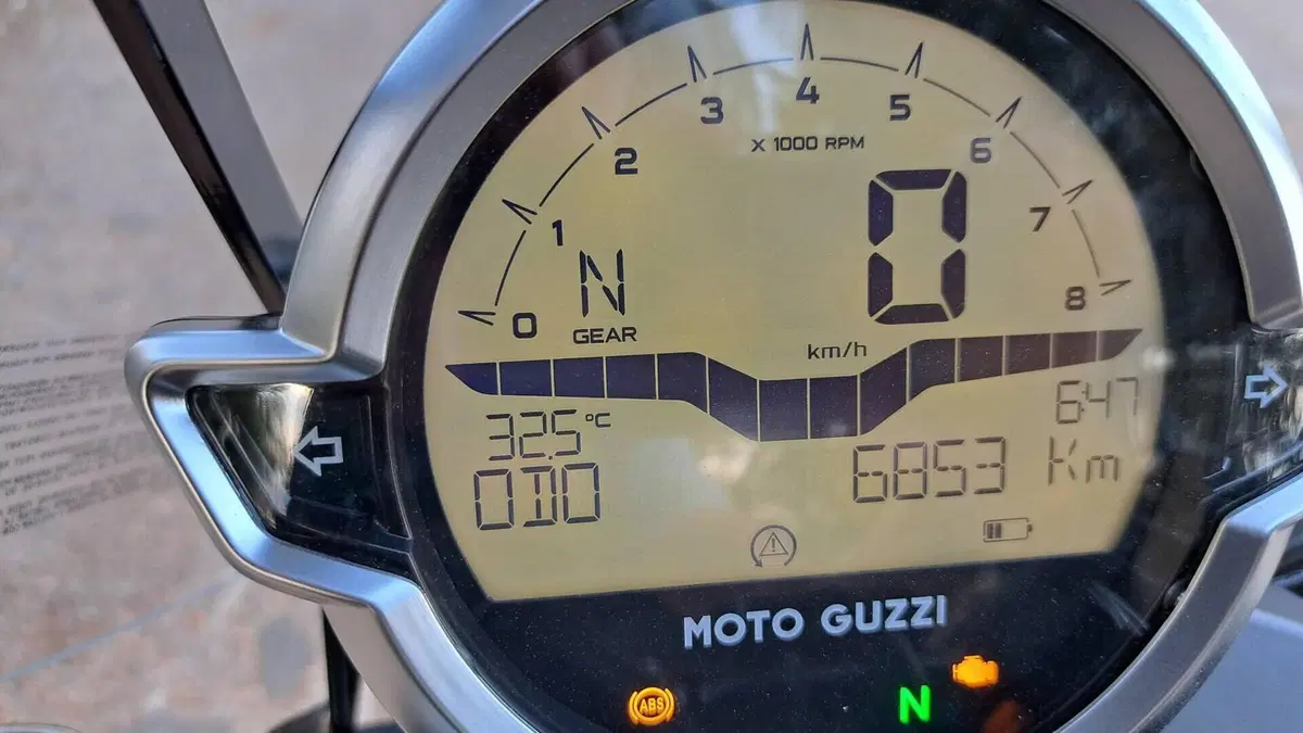 Moto Guzzi V7 Stone (2021 - 24)  (7)