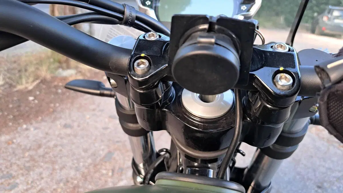 Moto Guzzi V7 Stone (2021 - 24)  (10)