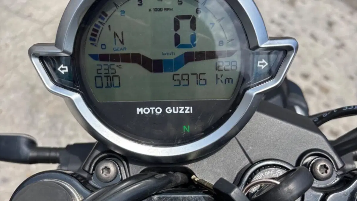 Moto Guzzi V7 Stone (2021 - 24) 
