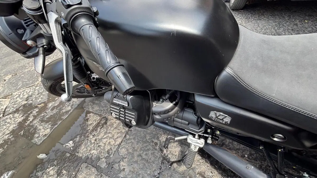 Moto Guzzi V7 Stone (2021 - 24)  (2)