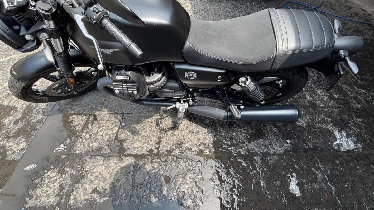 Moto Guzzi V7 Stone (2021 - 24)  (3)