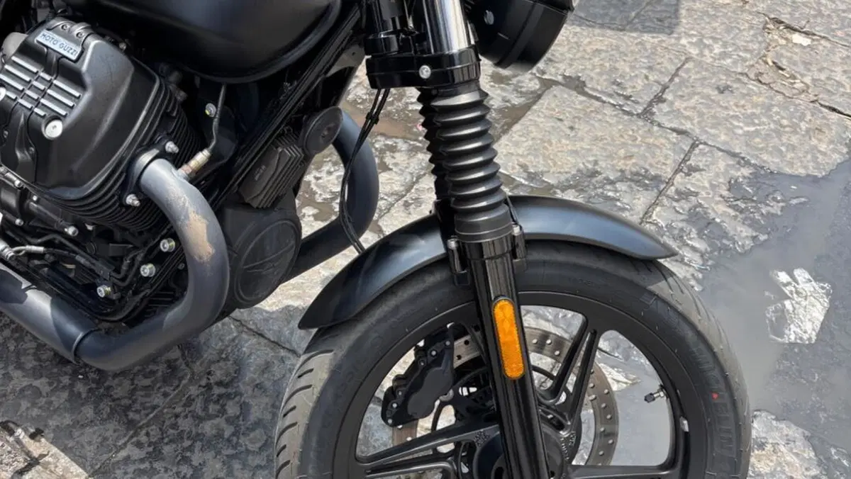 Moto Guzzi V7 Stone (2021 - 24)  (4)
