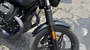 Moto Guzzi V7 Stone (2021 - 24)  (4)