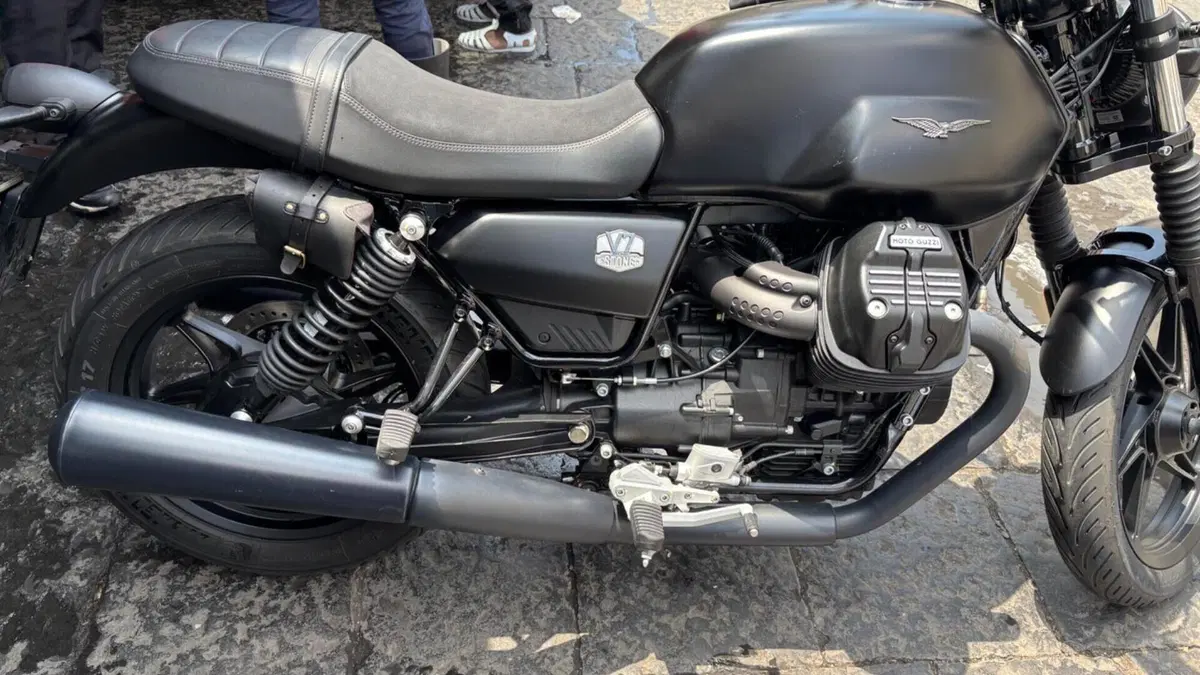 Moto Guzzi V7 Stone (2021 - 24)  (5)