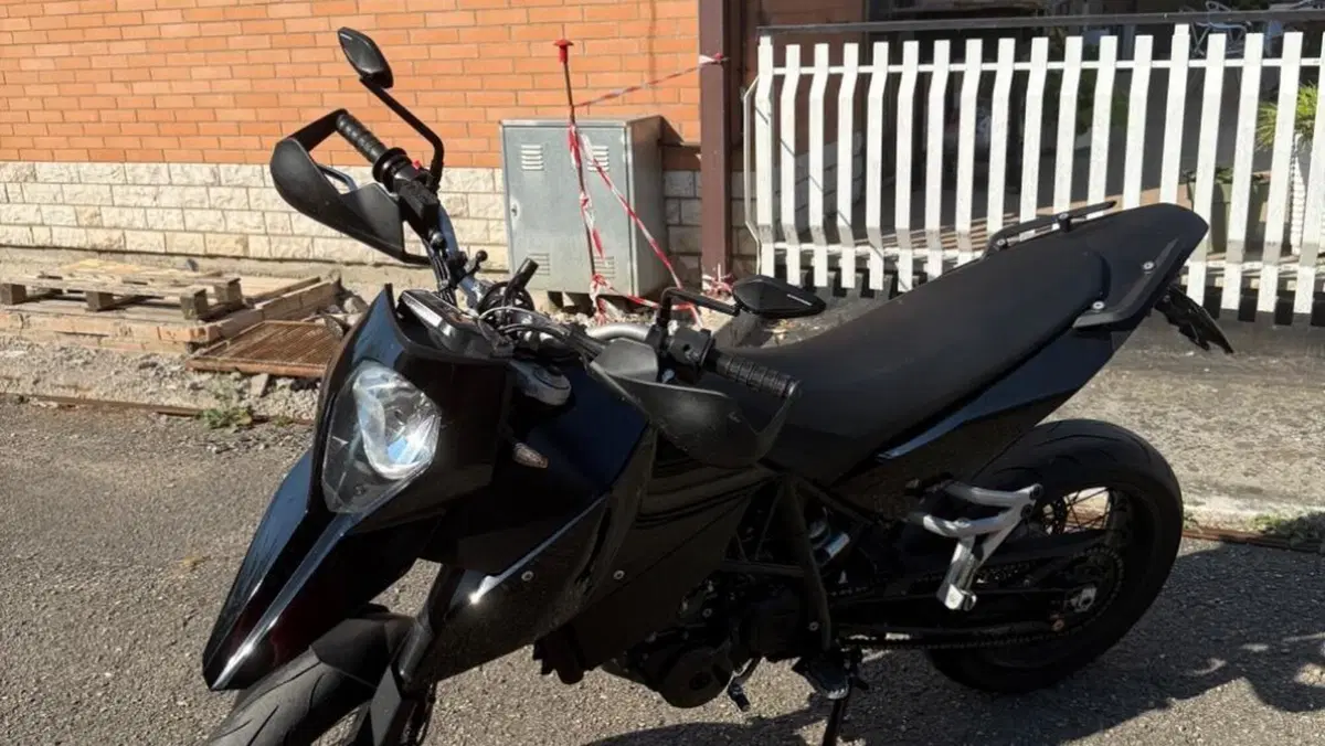 KTM 690 Supermoto  (2)