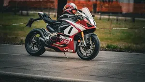 Ducati Panigale V2 Superquadro Final Edition (2024)  (2)