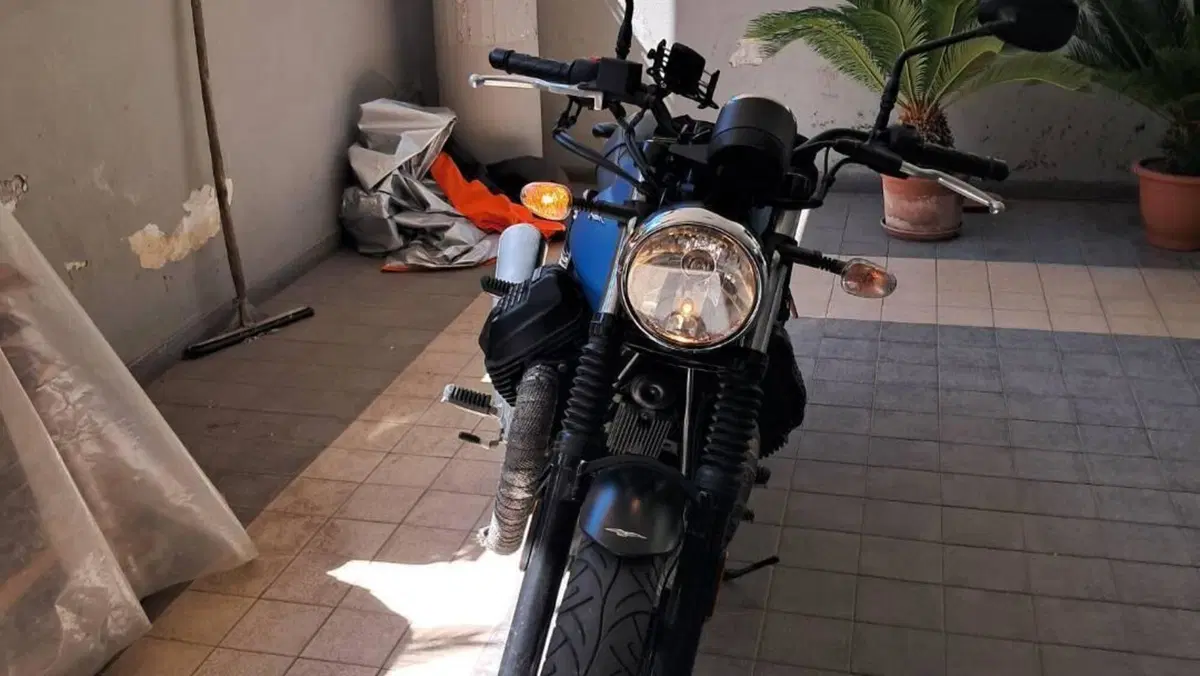 Moto Guzzi V7 III Stone (2017 - 20)  (2)
