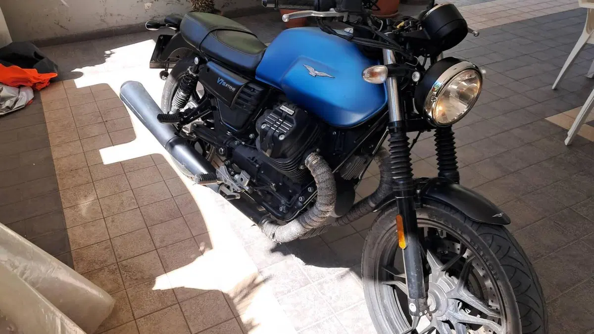 Moto Guzzi V7 III Stone (2017 - 20)  (5)